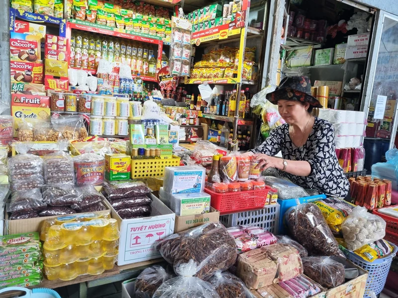 &#34;Phá đảo&#34; ngôi chợ lớn nhất Quảng Trị: Khách đến mua sắm đi mỏi chân, đồ gì cũng bán và mặc cả thoải mái - 5