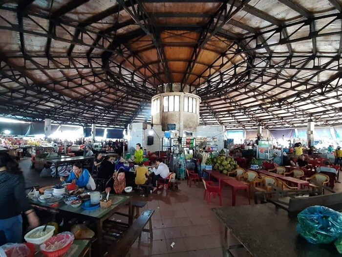 &#34;Phá đảo&#34; ngôi chợ lớn nhất Quảng Trị: Khách đến mua sắm đi mỏi chân, đồ gì cũng bán và mặc cả thoải mái - 3