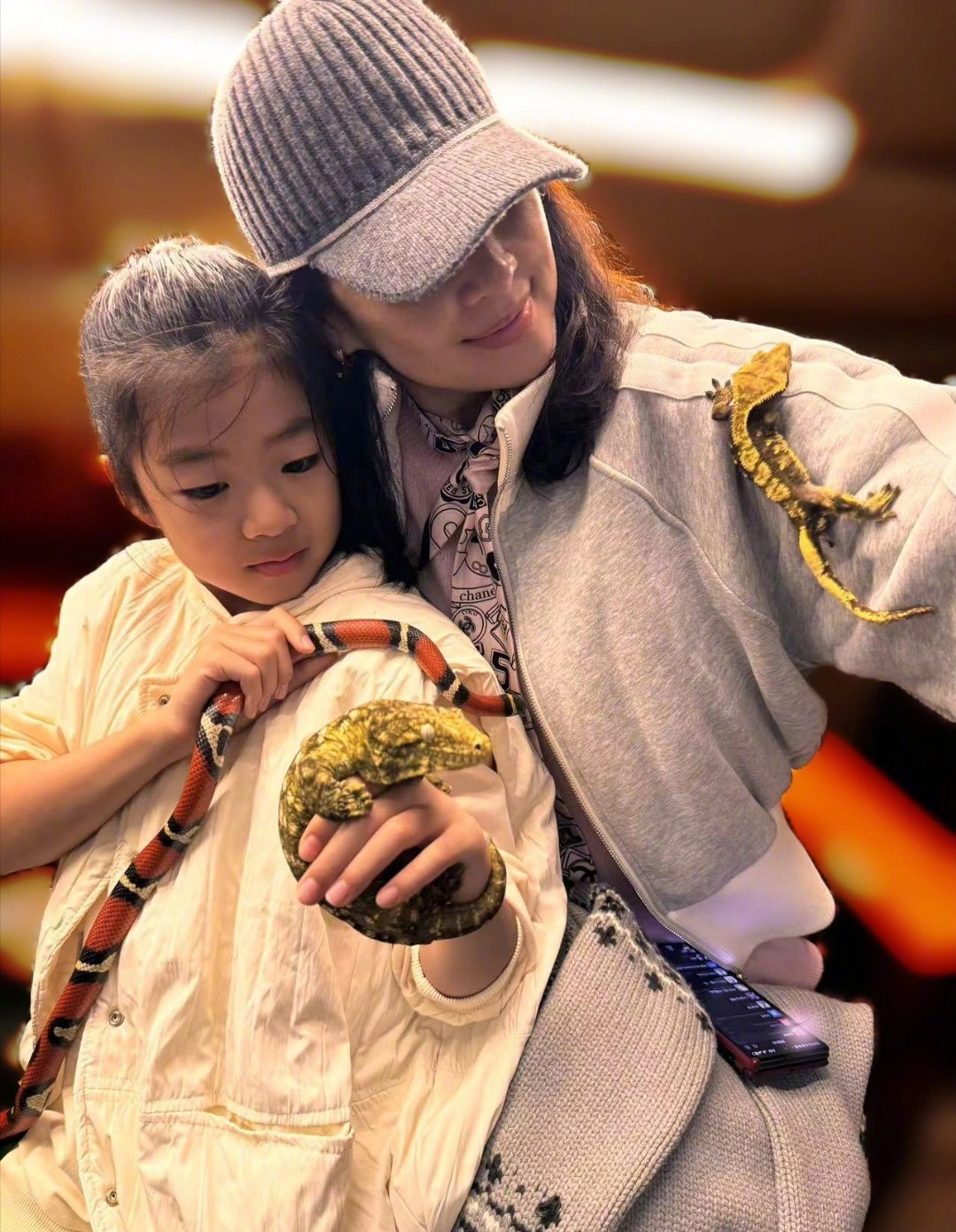 Người đẹp nức tiếng showbiz nhưng bị chê &#34;mẹ công con quạ&#34;, phải đưa ái nữ ra nước ngoài học - 11