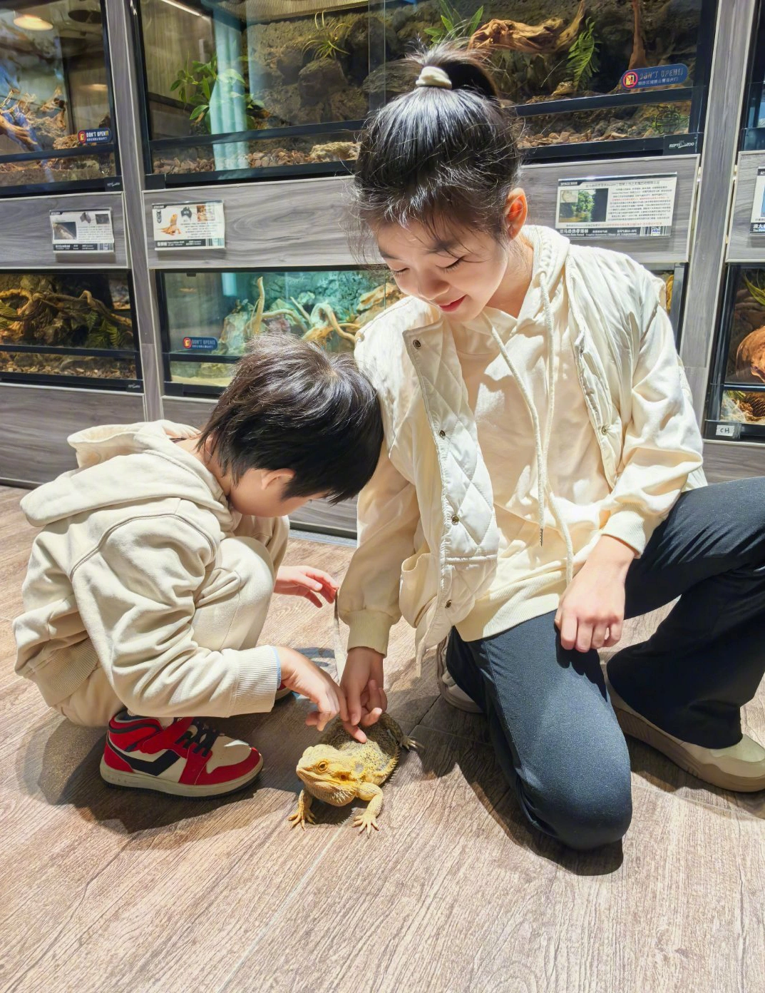 Người đẹp nức tiếng showbiz nhưng bị chê &#34;mẹ công con quạ&#34;, phải đưa ái nữ ra nước ngoài học - 12