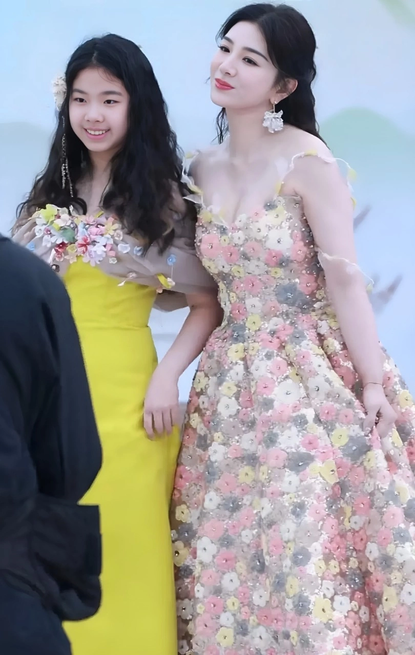 Người đẹp nức tiếng showbiz nhưng bị chê &#34;mẹ công con quạ&#34;, phải đưa ái nữ ra nước ngoài học - 4