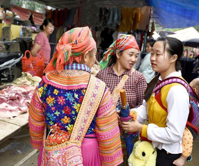 Phiên chợ chỉ họp duy nhất một lần vào thứ 7 ở Tuyên Quang, phải đi bộ hàng giờ để đến đây mua sắm - 1