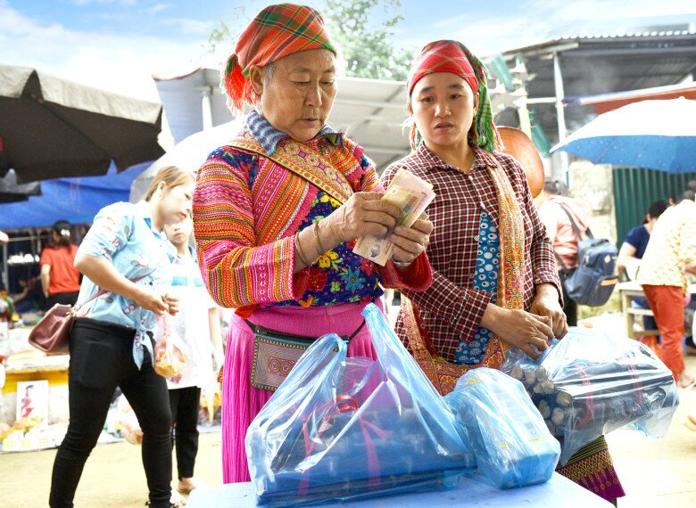Phiên chợ chỉ họp duy nhất một lần vào thứ 7 ở Tuyên Quang, phải đi bộ hàng giờ để đến đây mua sắm - 2