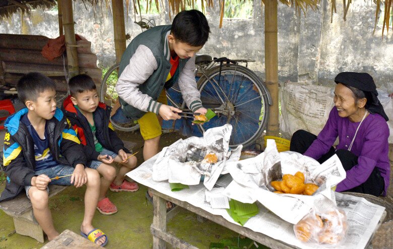 Phiên chợ chỉ họp duy nhất một lần vào thứ 7 ở Tuyên Quang, phải đi bộ hàng giờ để đến đây mua sắm - 3