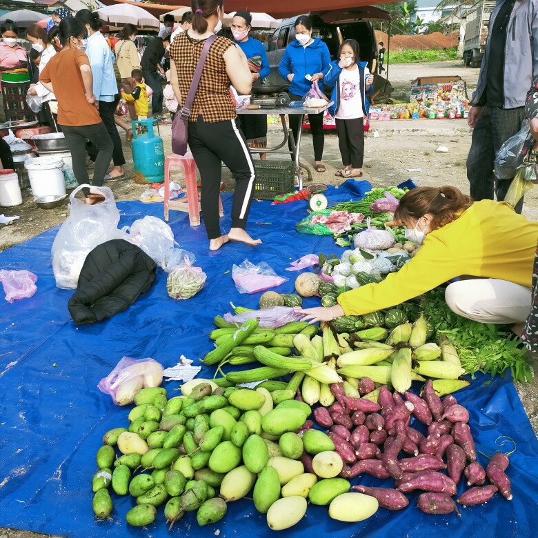 Phiên chợ độc nhất giữa lòng Thanh Hóa: Chỉ họp 1 buổi trong tuần, trao đổi hàng hóa không cần mặc cả - 2
