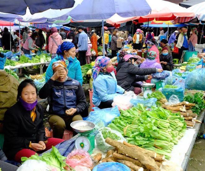 Phiên chợ độc nhất ở Lào Cao nằm giữa lưng trời, bán toàn đồ lạ khó nơi nào có - 1