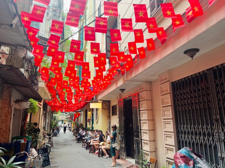6 quán cafe rực rỡ cờ hoa dịp Quốc khánh 2/9: Lưu lại ngay để tranh thủ &#34;check-in&#34; trước khi đông nghịt khách! - 6