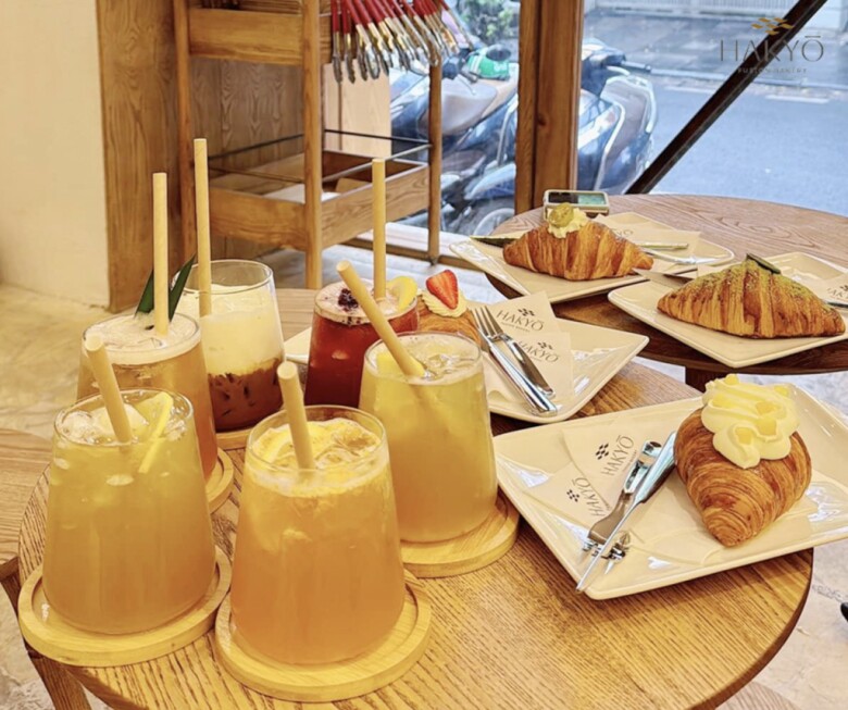 Mùa thu rồi đi ăn bánh uống trà thôi: Điểm danh 5 tiệm trà bánh &#34;hot&#34; nhất Hà Nội hiện nay, lúc nào cũng đông kín khách - 2