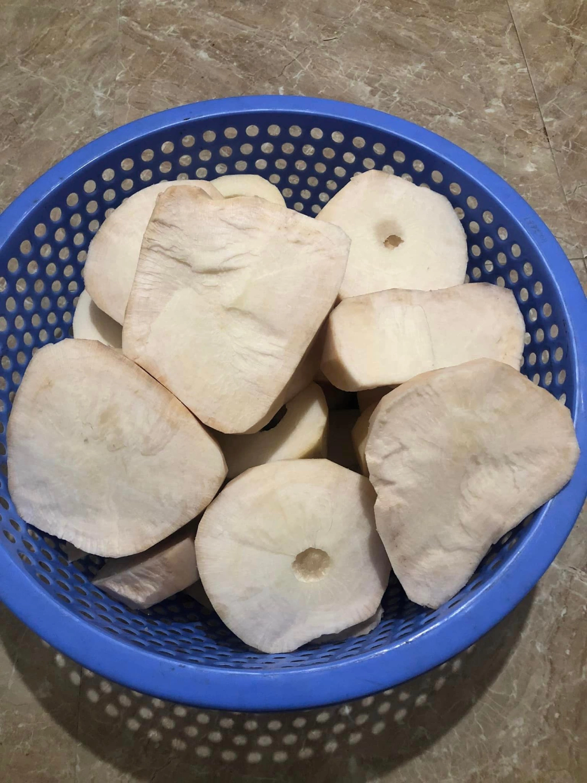 Thứ nằm trong thân cây đu đủ tưởng vứt đi, nhặt về đem muối làm được đủ món &#34;cứu đói&#34;, ăn ngon hơn thịt gà - 3
