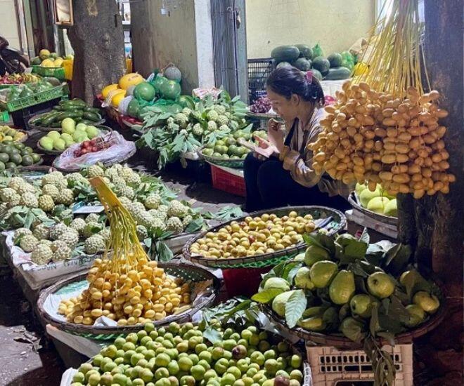 Thứ quả &#34;nhà giàu&#34; nay ngập tràn đường phố Hà Nội: Người ăn thấy mê người chê chưa đủ xuất sắc - 1