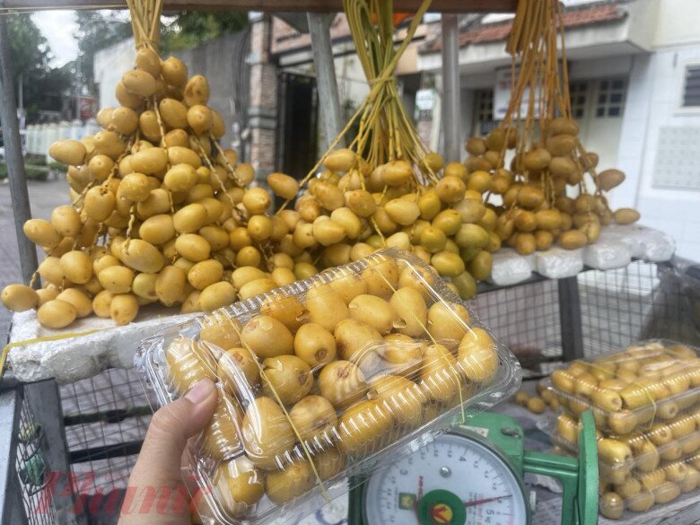 Thứ quả &#34;nhà giàu&#34; nay ngập tràn đường phố Hà Nội: Người ăn thấy mê người chê chưa đủ xuất sắc - 2