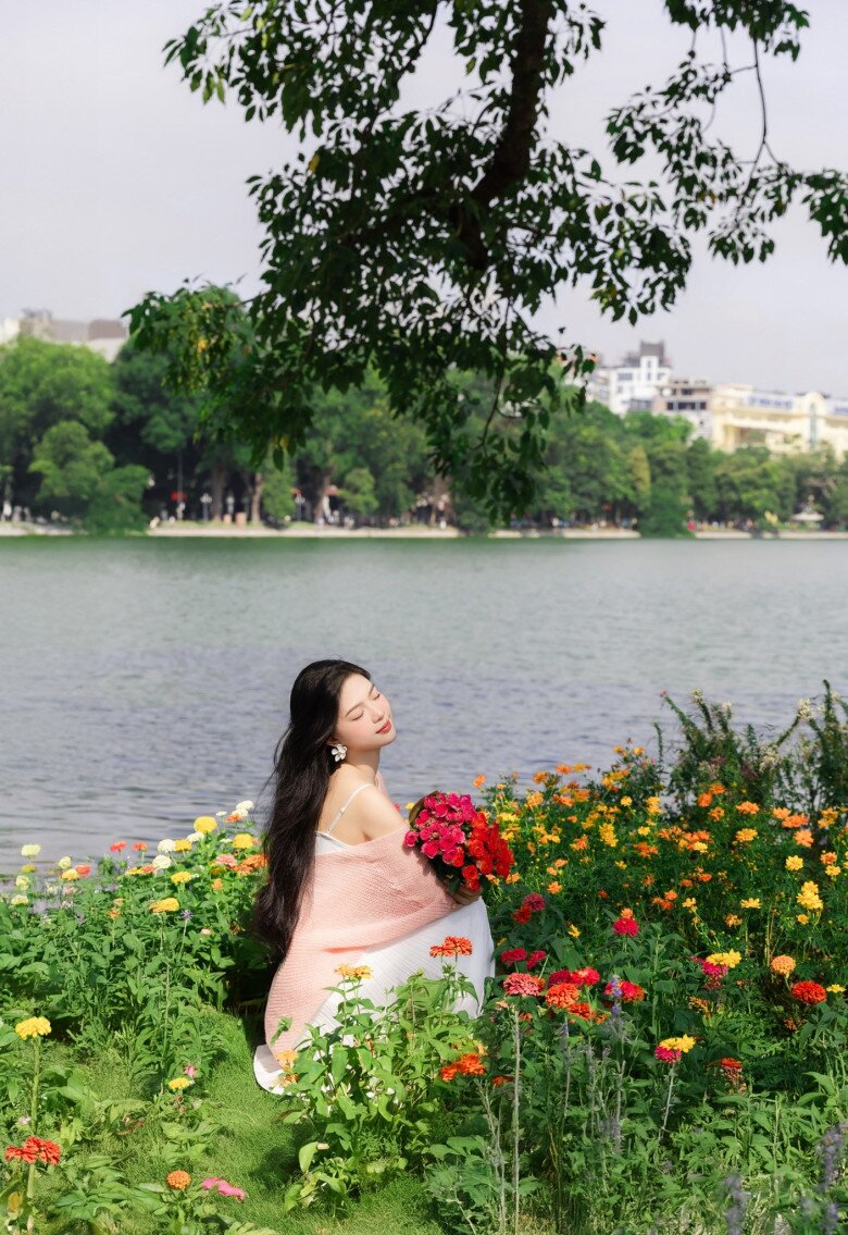 Vạn vật đều thua mùa thu Hà Nội: Địa điểm "hot" nhất Thủ đô 1 mét vuông 10 "nàng thơ" - 3