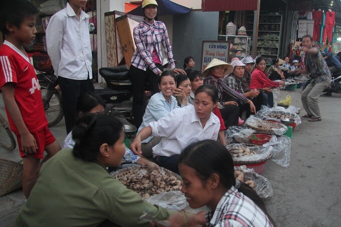 Về khu chợ độc nhất vô nhị ở Hải Phòng, chỉ bán một loại thịt &#34;rùng rợn&#34; mà cực kỳ đông khách - 2