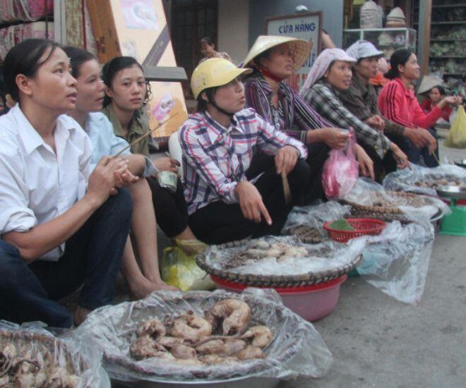 Về khu chợ độc nhất vô nhị ở Hải Phòng, chỉ bán một loại thịt &#34;rùng rợn&#34; mà cực kỳ đông khách - 1