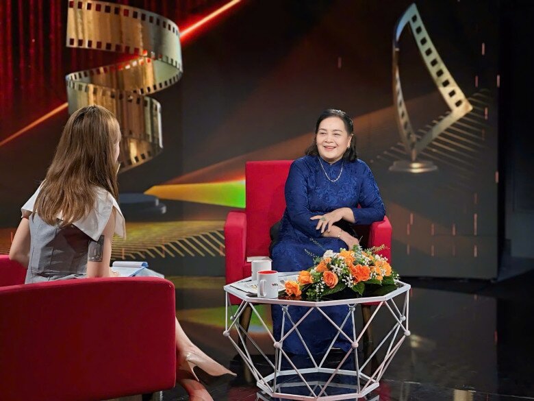 NSND Ngọc Lan: Tìm thấy tình yêu nhờ vai Nhàn trong Lửa Trung Tuyến, ngày nào cũng viết thơ nhớ về người chồng đã khuất - 1