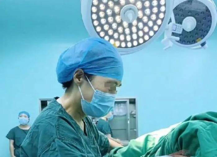 Cắt bỏ tử cung để cứu sống sản phụ, nữ bác sĩ bị gia đình gây áp lực dẫn đến tự vẫn, trước khi rời đi vẫn hoàn thành 6 ca mổ cuối cùng - 2