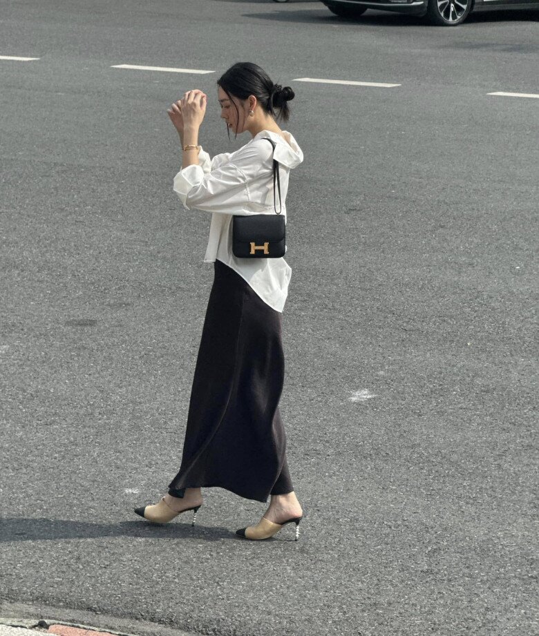 Á hậu lấy chồng năm 20 tuổi có bộ sưu tập túi &#34;chanh sả&#34;: Toàn thương hiệu đắt đỏ, có chiếc như hàng mây tre đan mà cả chục triệu - 4