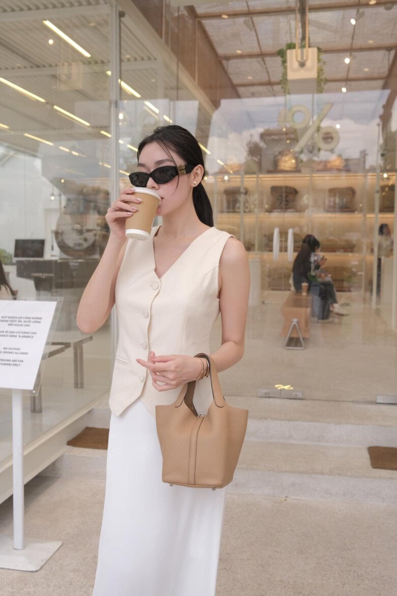 Á hậu lấy chồng năm 20 tuổi có bộ sưu tập túi &#34;chanh sả&#34;: Toàn thương hiệu đắt đỏ, có chiếc như hàng mây tre đan mà cả chục triệu - 6