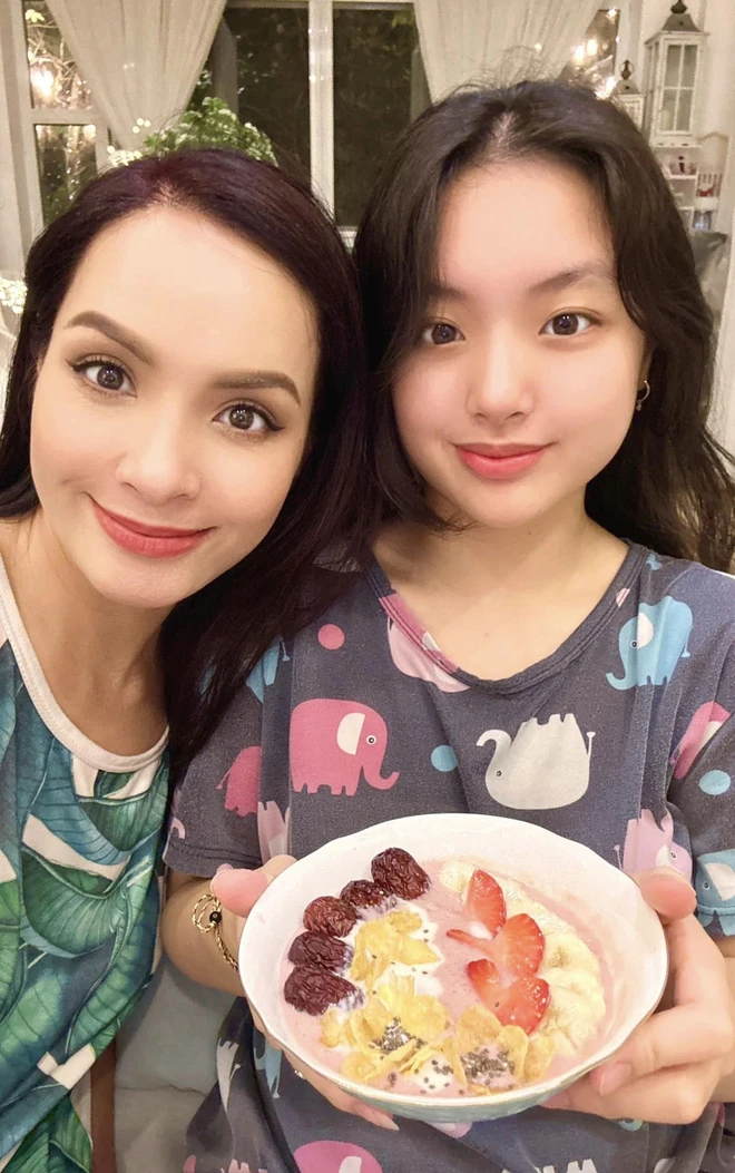 Ái nữ nhà siêu mẫu đình đám từng nặng 64kg, chỉ ăn nửa chén cơm một ngày nay lột xác xinh như sao Hàn - 1