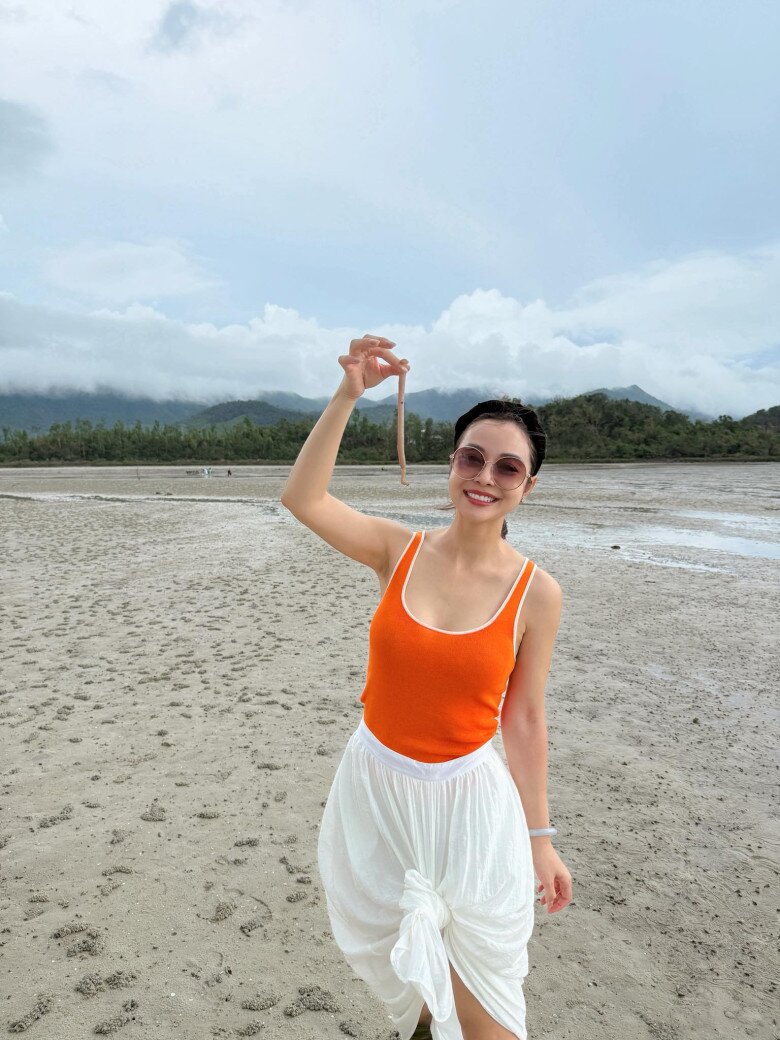 Gu thời trang đi biển của Hoa hậu bốn con Jennifer Phạm, luôn được khen tinh tế chỉ thông qua một chi tiết nhỏ - 1