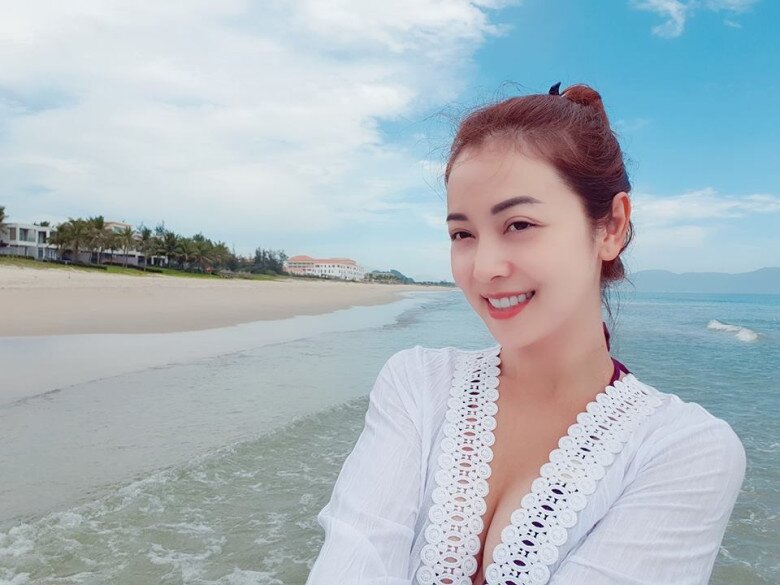 Gu thời trang đi biển của Hoa hậu bốn con Jennifer Phạm, luôn được khen tinh tế chỉ thông qua một chi tiết nhỏ - 3