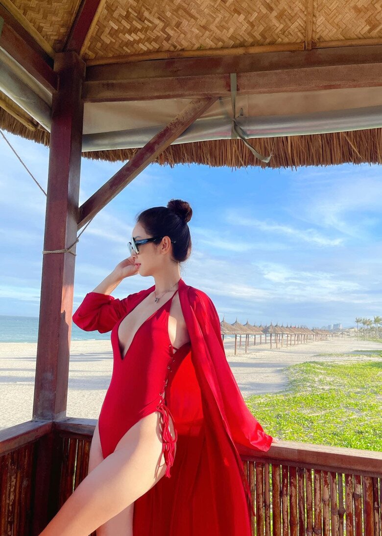 Gu thời trang đi biển của Hoa hậu bốn con Jennifer Phạm, luôn được khen tinh tế chỉ thông qua một chi tiết nhỏ - 4