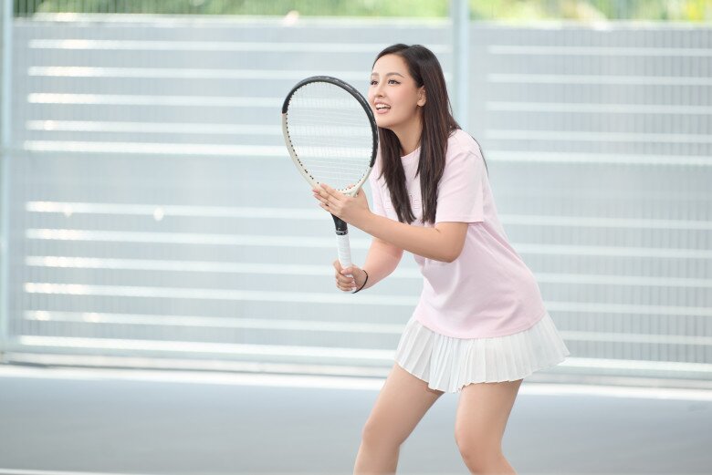 Phối đồ ra sân tennis đẹp như Mai Phương Thuý: Trung thành với chân váy ngắn - bí quyết “hack dáng” nàng nấm lùn cũng áp dụng được - 1