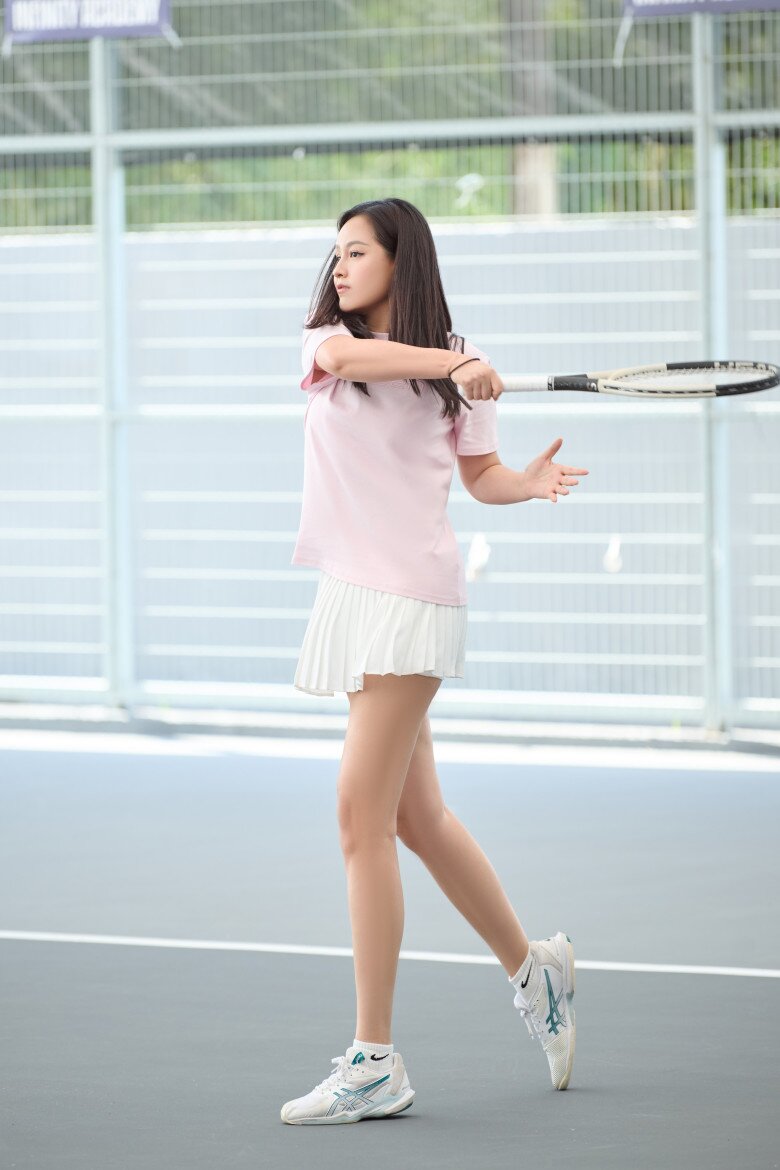 Phối đồ ra sân tennis đẹp như Mai Phương Thuý: Trung thành với chân váy ngắn - bí quyết “hack dáng” nàng nấm lùn cũng áp dụng được - 2