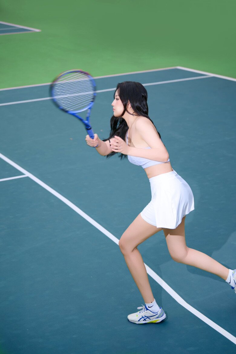 Phối đồ ra sân tennis đẹp như Mai Phương Thuý: Trung thành với chân váy ngắn - bí quyết “hack dáng” nàng nấm lùn cũng áp dụng được - 4