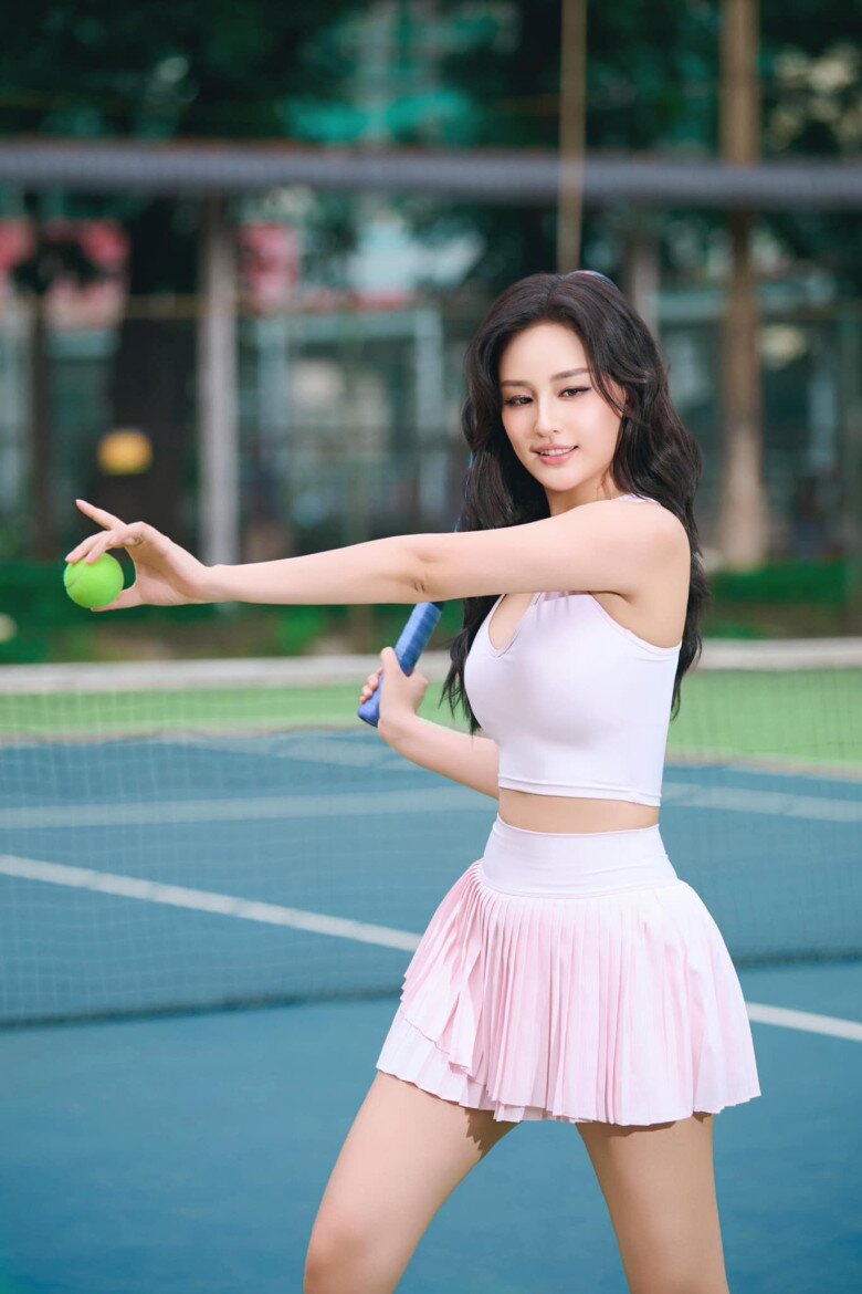 Phối đồ ra sân tennis đẹp như Mai Phương Thuý: Trung thành với chân váy ngắn - bí quyết “hack dáng” nàng nấm lùn cũng áp dụng được - 7