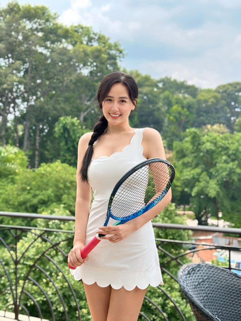 Phối đồ ra sân tennis đẹp như Mai Phương Thuý: Trung thành với chân váy ngắn - bí quyết “hack dáng” nàng nấm lùn cũng áp dụng được - 8