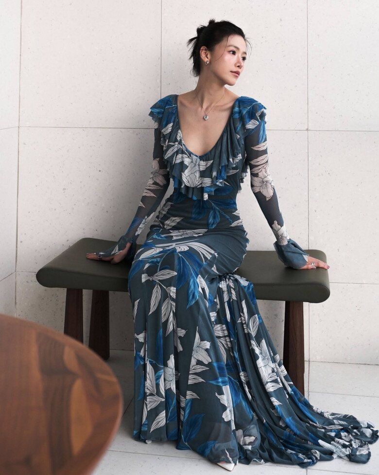 Hoa hậu diện váy xuyên thấu thả dáng trước biển, nhan sắc thế nào mà Đặng Thu Thảo phải thốt lên &#34;nữ thần&#34;? - 4