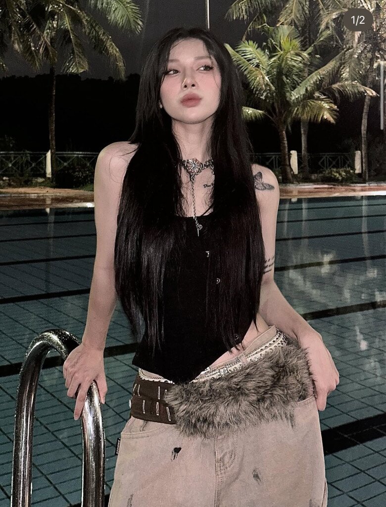 Tân binh 1999 bất ngờ vụt lên vượt qua loạt Em xinh kỳ cựu, gu thời trang chất khỏi bàn chỉ ưng diện toàn màu tối - 2