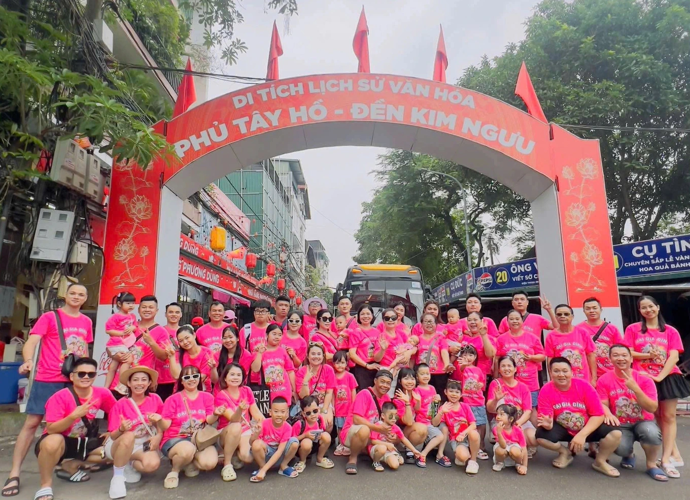 Khối nghỉ hè, khối nghỉ hưu bắt tay lên đường: Chuyến đi gia đình 4 thế hệ 60 thành viên &#34;chất phát ngất&#34; khiến dân tình ngưỡng mộ - 2