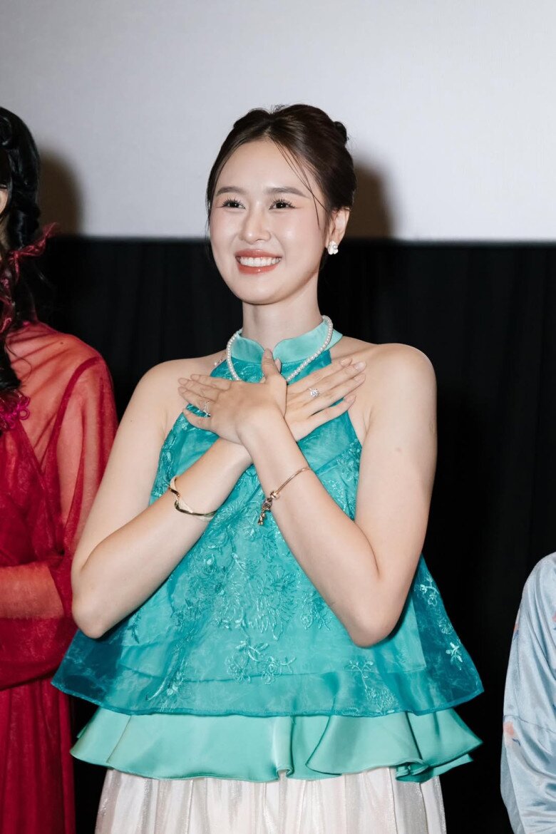 Vợ kém 12 tuổi của diễn viên Anh Đức đi sự kiện váy áo xinh như Hoa hậu, đời thường mặc giản dị vẫn toả nắng - 2