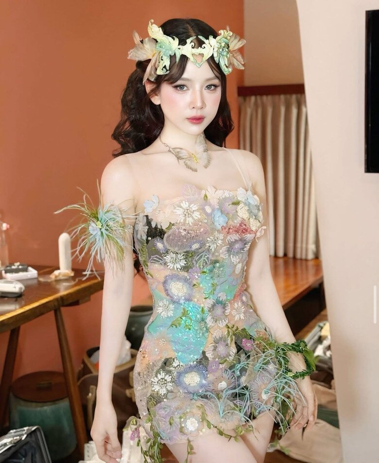 Nữ DJ 30 tuổi đẹp như được tạo bằng AI, mê diện croptop, chẳng cần hở bạo lên bar vẫn được khen lấy khen để - 2