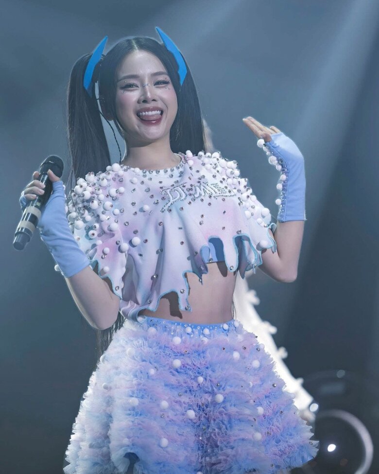 Nữ DJ 30 tuổi đẹp như được tạo bằng AI, mê diện croptop, chẳng cần hở bạo lên bar vẫn được khen lấy khen để - 1