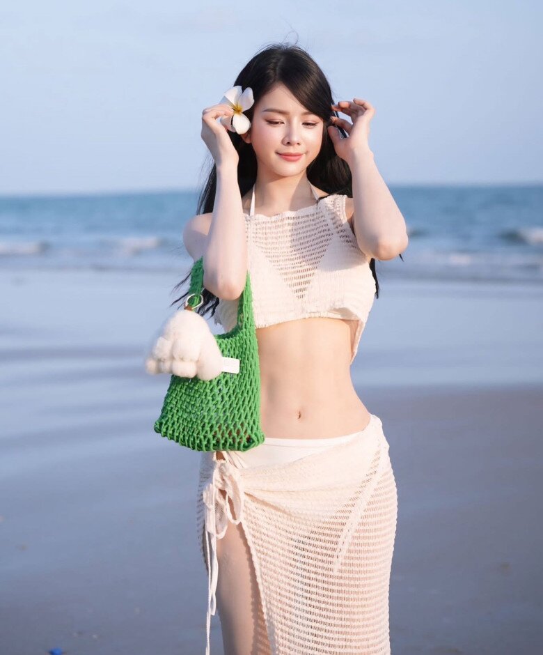 Nữ DJ 30 tuổi đẹp như được tạo bằng AI, mê diện croptop, chẳng cần hở bạo lên bar vẫn được khen lấy khen để - 8