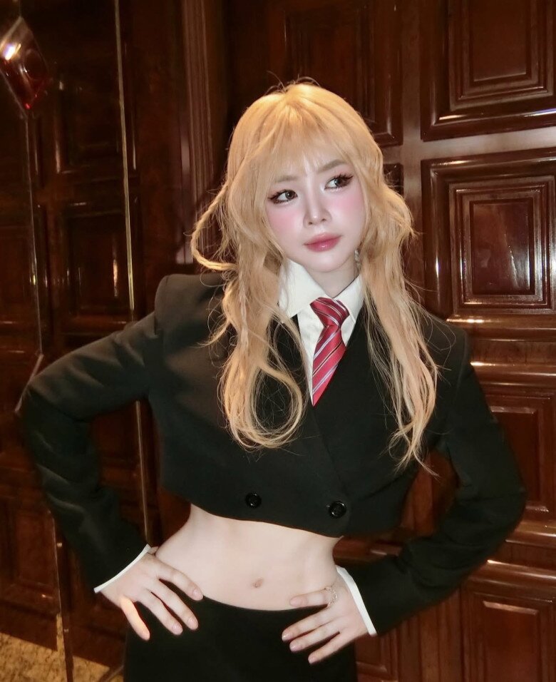 Nữ DJ 30 tuổi đẹp như được tạo bằng AI, mê diện croptop, chẳng cần hở bạo lên bar vẫn được khen lấy khen để - 9