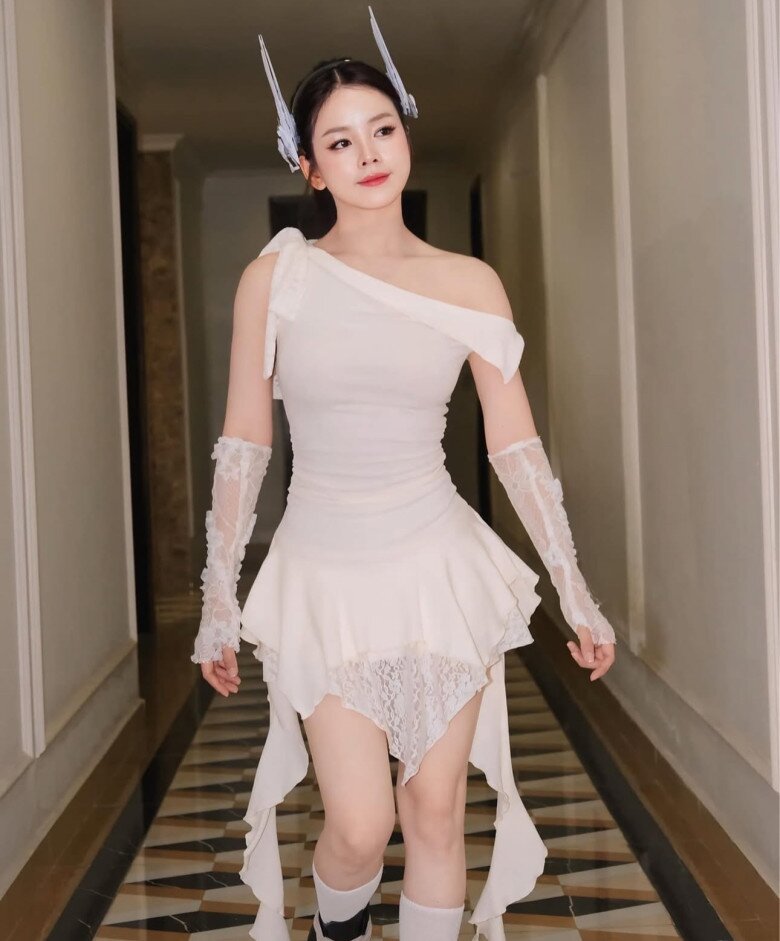 Nữ DJ 30 tuổi đẹp như được tạo bằng AI, mê diện croptop, chẳng cần hở bạo lên bar vẫn được khen lấy khen để - 4