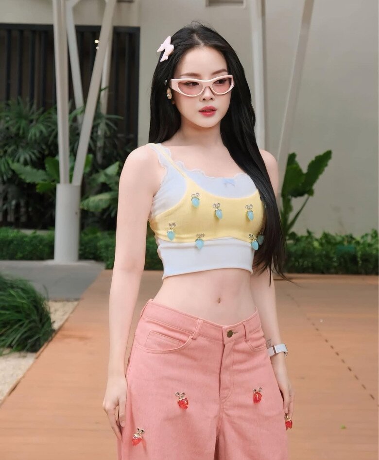 Nữ DJ 30 tuổi đẹp như được tạo bằng AI, mê diện croptop, chẳng cần hở bạo lên bar vẫn được khen lấy khen để - 5
