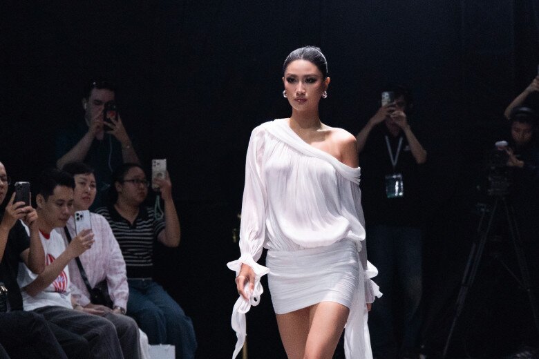 Phương Linh, Cẩm Ly khoe thần thái sắc lạnh, đắt show làm vedette sau đăng quang Hoa hậu Hoàn vũ Việt Nam - 2