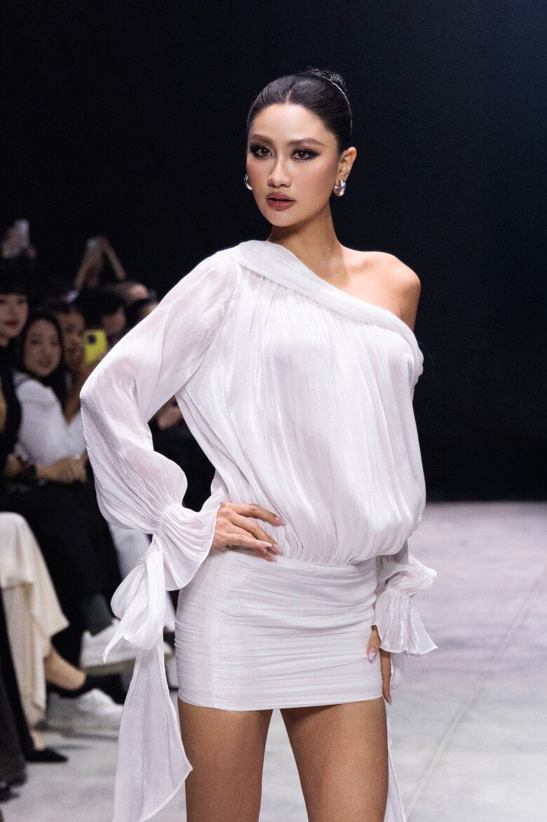 Phương Linh, Cẩm Ly khoe thần thái sắc lạnh, đắt show làm vedette sau đăng quang Hoa hậu Hoàn vũ Việt Nam - 1