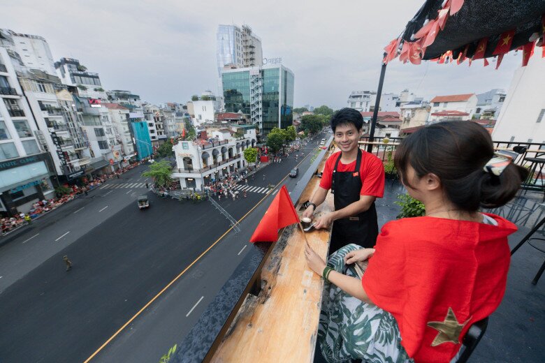 &#34;Săn&#34; 3 quán cà phê view xem diễu binh ở Hà Nội: Có nơi mở xuyên đêm, có quán chỉ nhận 60 khách giá 300.000 đồng - 1