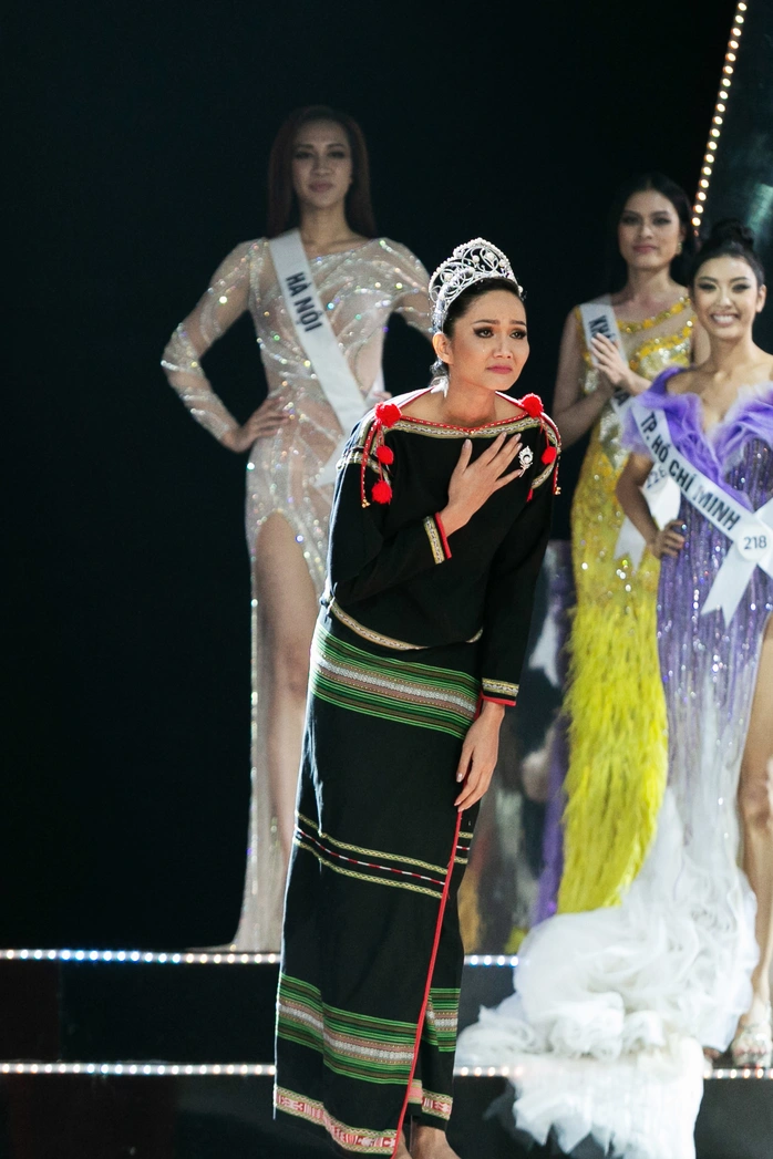 Từ chân trần đến dạ hội lấp lánh: 7 chiếc váy final walk của hoa hậu Việt khiến dân tình nhớ mãi - 9