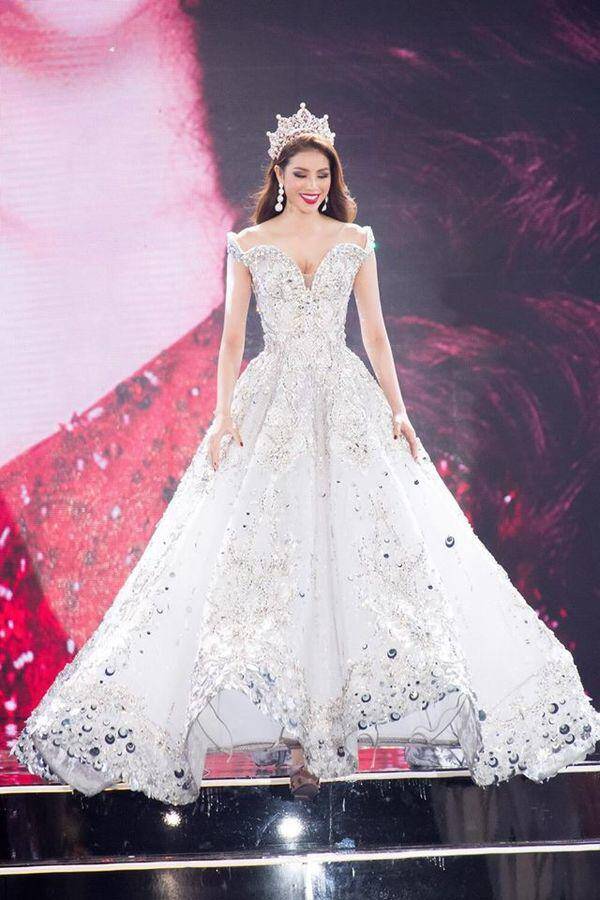 Từ chân trần đến dạ hội lấp lánh: 7 chiếc váy final walk của hoa hậu Việt khiến dân tình nhớ mãi - 15