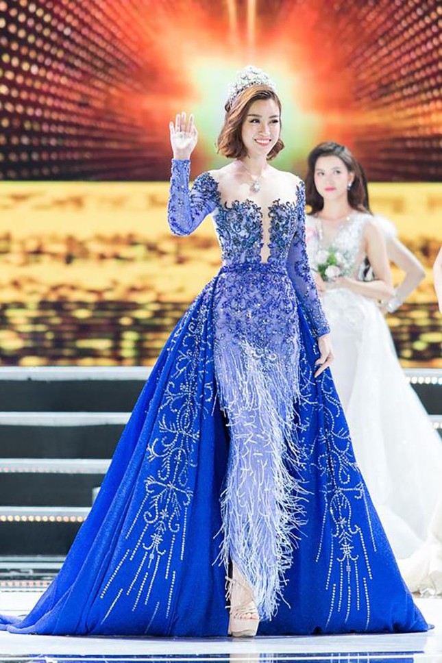 Từ chân trần đến dạ hội lấp lánh: 7 chiếc váy final walk của hoa hậu Việt khiến dân tình nhớ mãi - 12