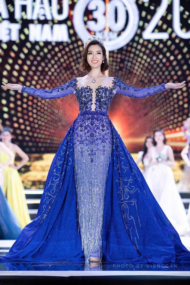 Từ chân trần đến dạ hội lấp lánh: 7 chiếc váy final walk của hoa hậu Việt khiến dân tình nhớ mãi - 13