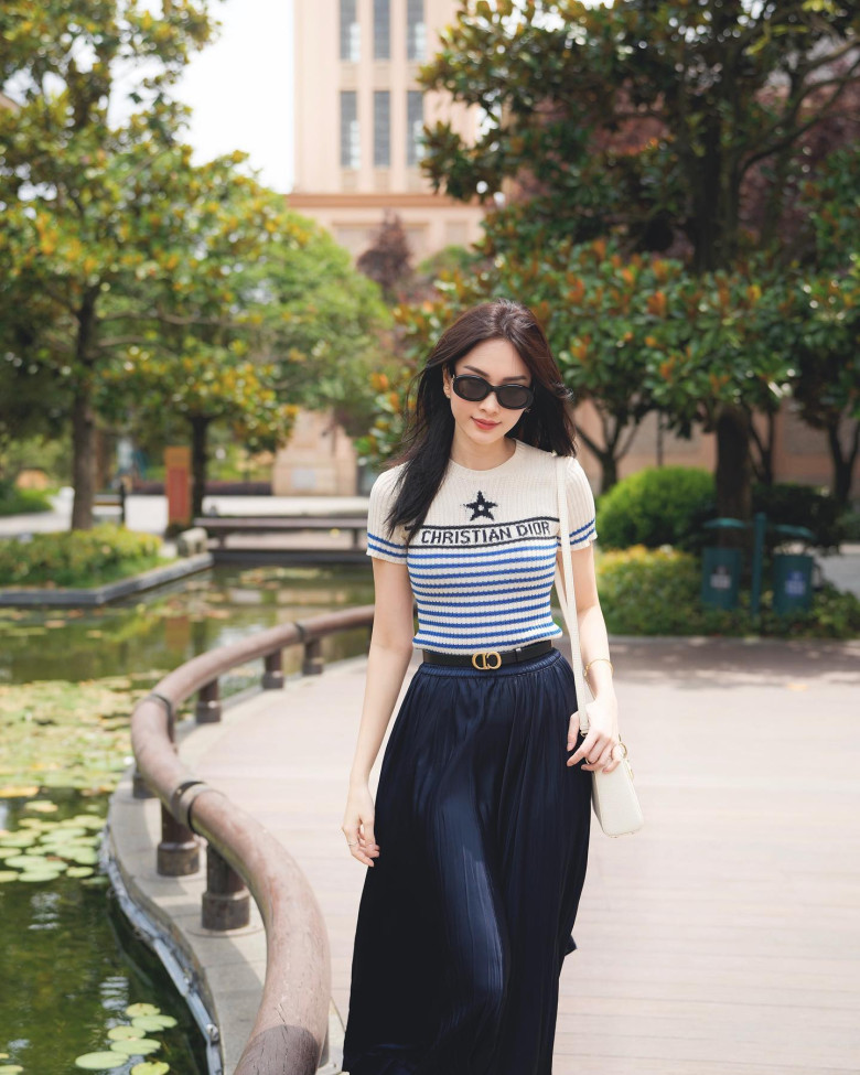 Hoa hậu 3 con lọt top 100 gương mặt đẹp nhất thế giới diện đồ công sở giản dị mà sang, có item chỉ vài trăm nghìn - 1