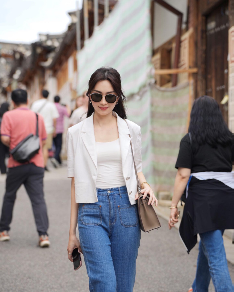 Hoa hậu 3 con lọt top 100 gương mặt đẹp nhất thế giới diện đồ công sở giản dị mà sang, có item chỉ vài trăm nghìn - 2